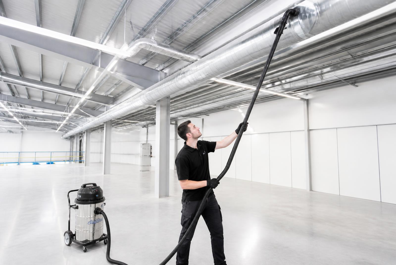 Drott24 höghöjdsstädning av ventilationskanaler och takbalkar i industrilokal