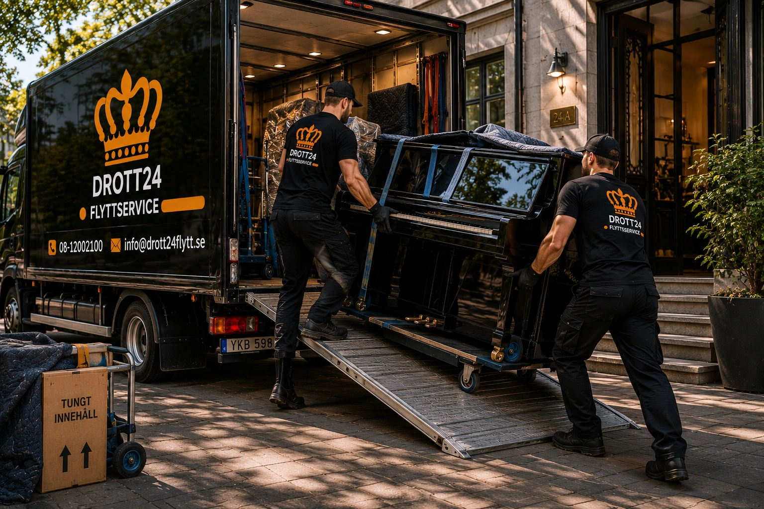 Drott24 lastar tungt gods via ramp